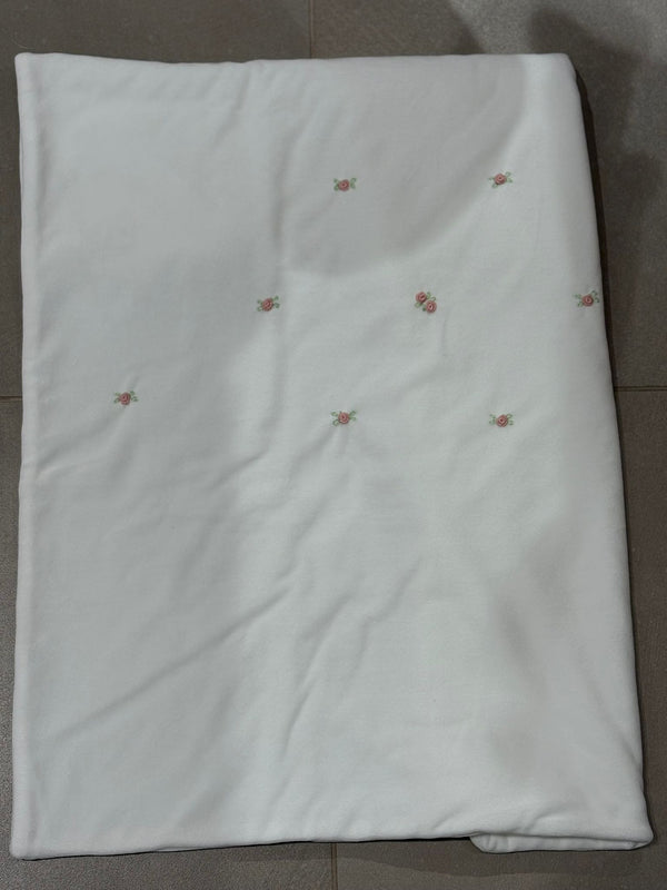 Coperta da culla-carrozzina in ciniglia fondo bianco con roselline ricamate