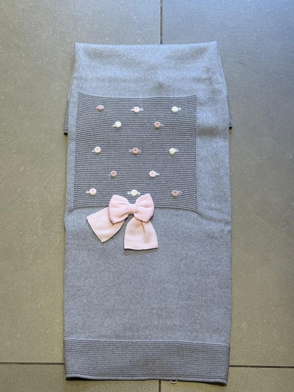 Coperta in lana grigia con roselline ricamate