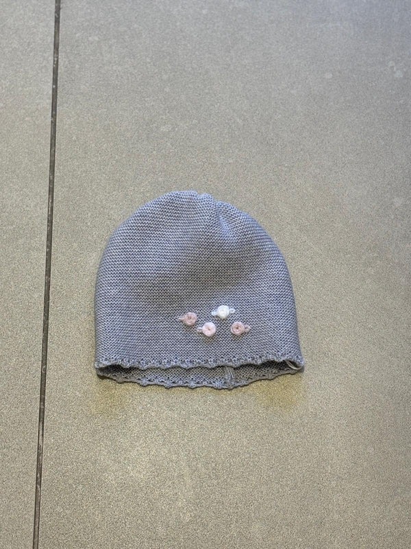 Cappello in lana grigio con rose ricamate