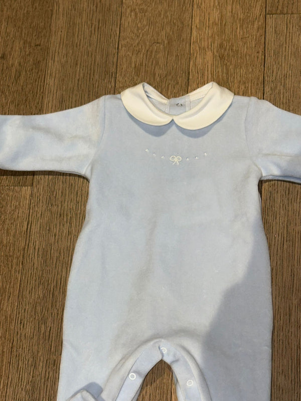 Tutina in ciniglia cielo con fiocchetti ricamati
