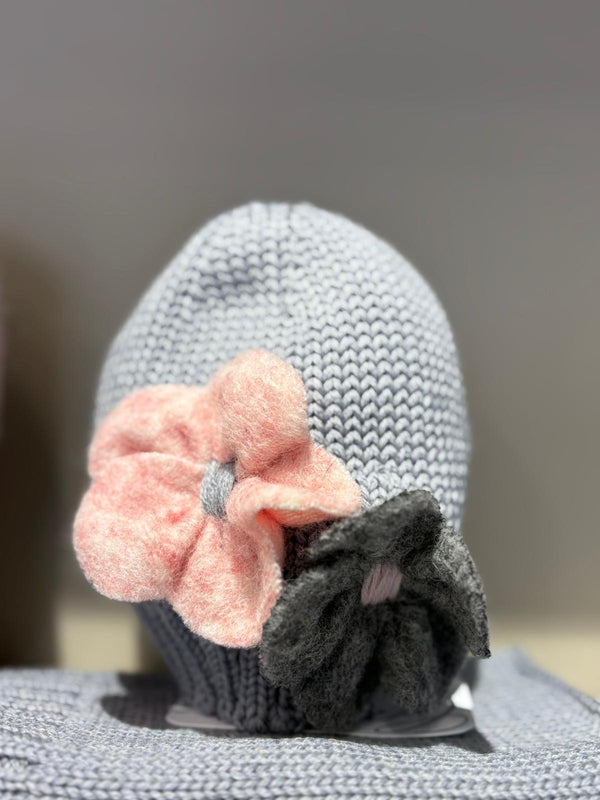 Cappello grigio con applicazione fiori