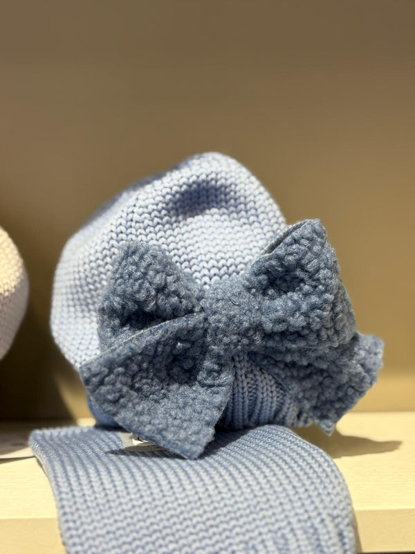 Cappello azzurro con fiocco