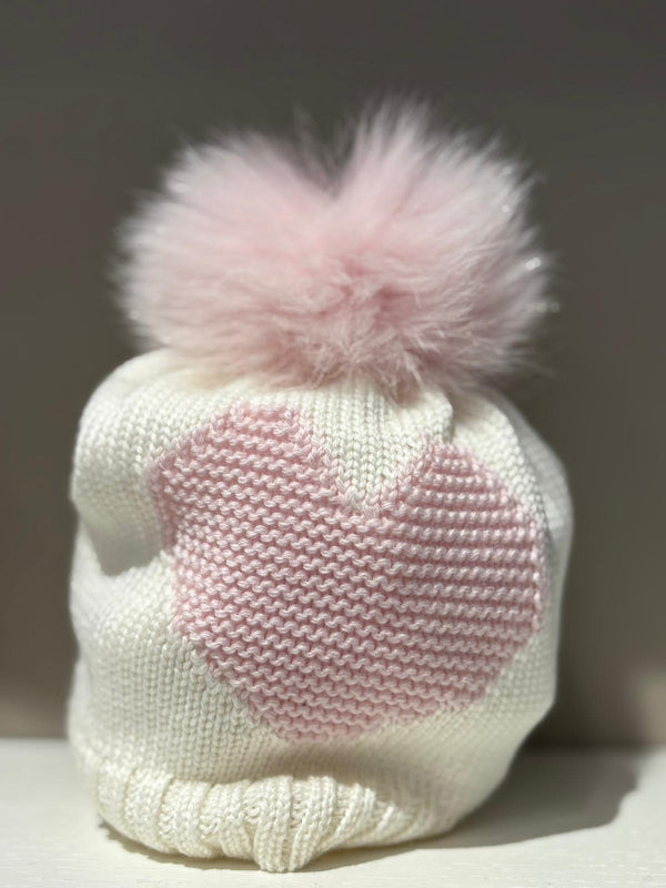 Cappello panna con cuore rosa