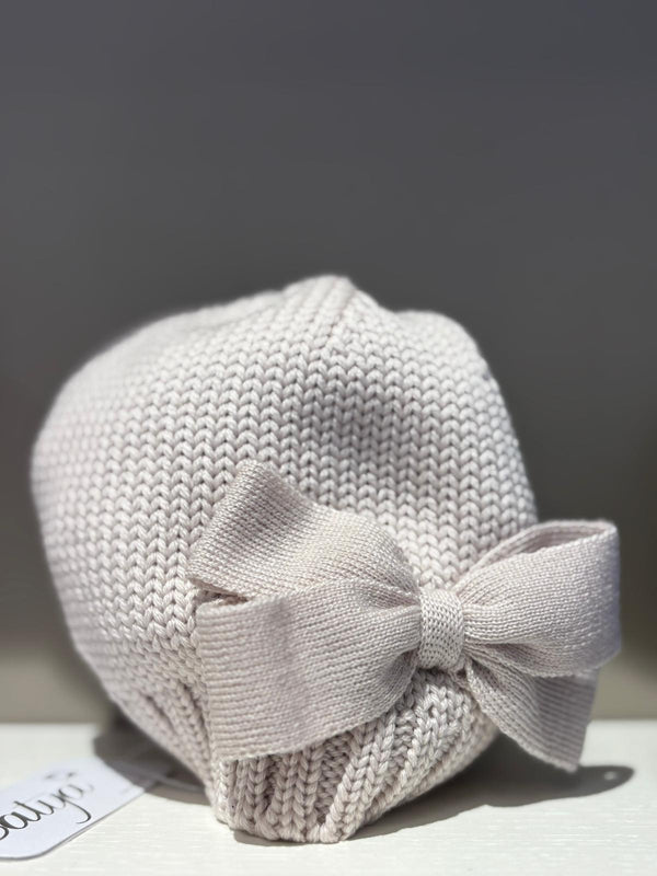 Cappello color gesso con fiocco
