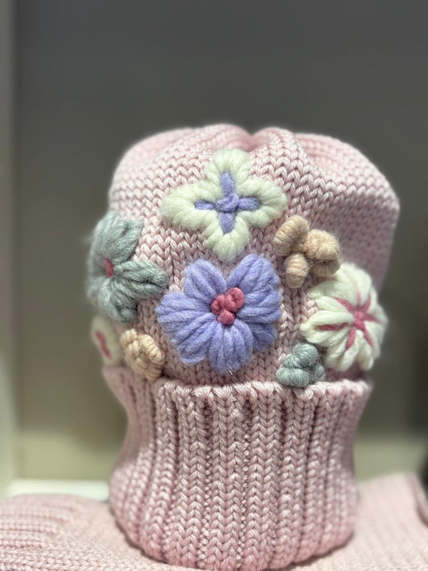 Cappello rosa con fiori