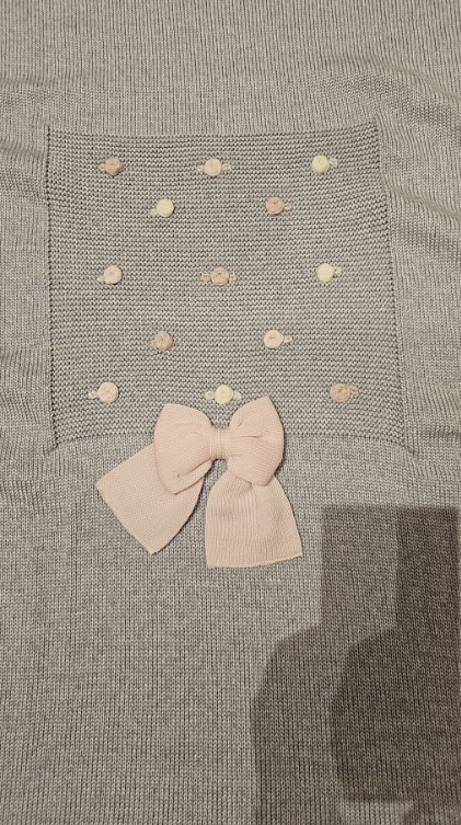 Coperta in lana grigia con roselline ricamate