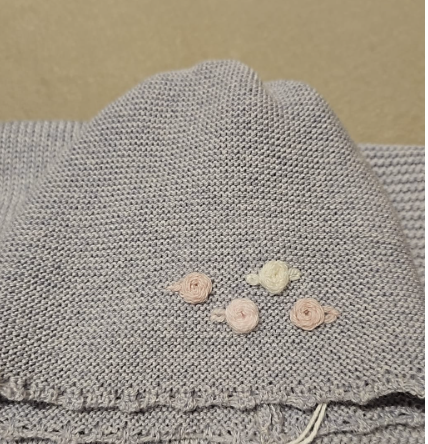 Cappello in lana grigio con rose ricamate