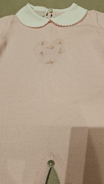 Tutina in lana rosa con cuore e roselline ricamate