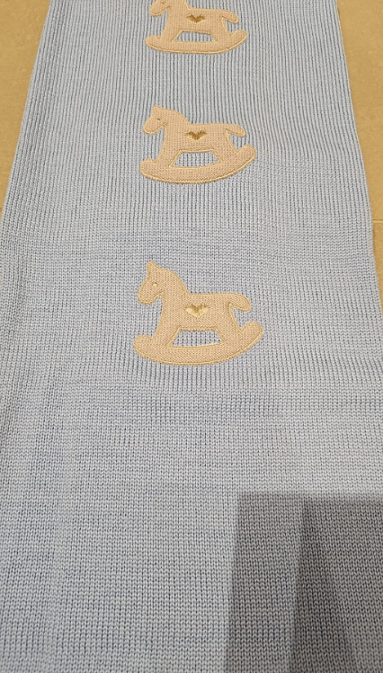 Coperta in lana azzurra con ricamo di cavaluccio