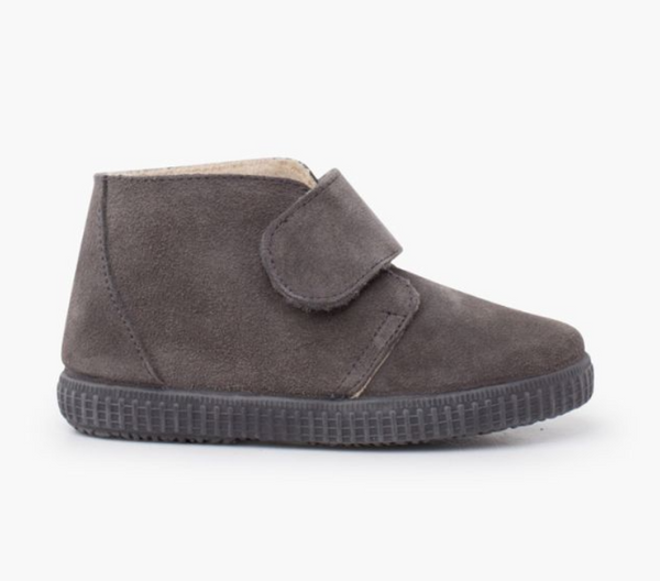 Scarpa polacchino in pelo aderente con cinturino largo