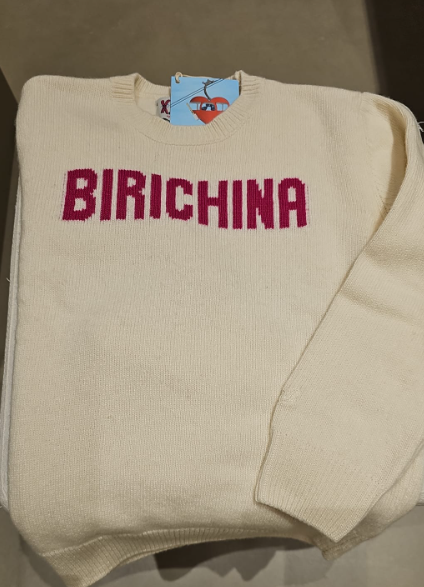 Maglione di lana panna con scritta Birichina