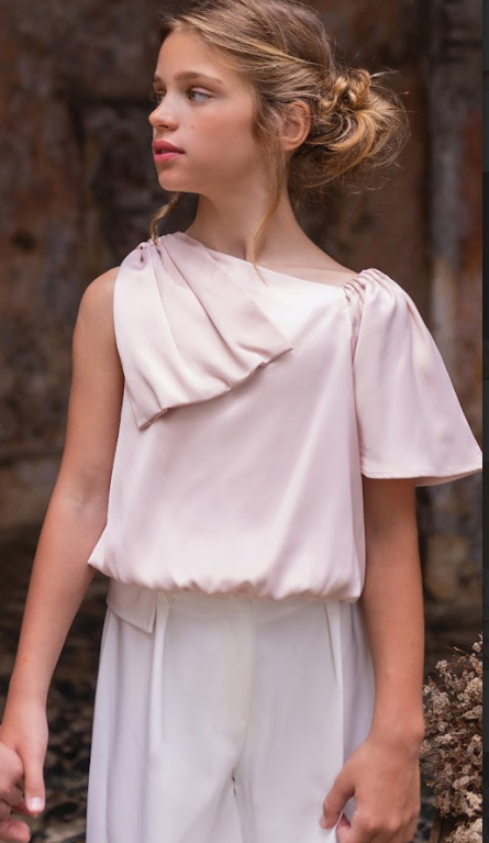 Top raso con fiocco su spalla rosa