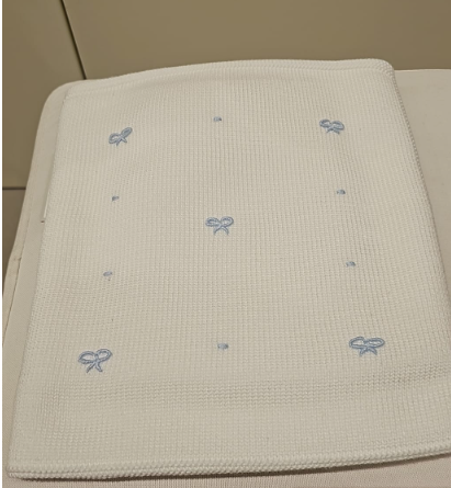 Coperta in filo di cotone con fiocchi cielo