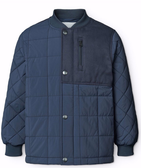 Giacca termica blu scuro trapuntata e impermeabile in nylon riciclato con dettagli in tela e tasca sul petto con cerniera.