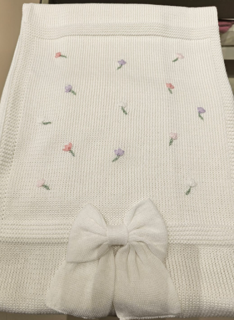 Coperta in filo di cotone bianca con tulipani ricamati