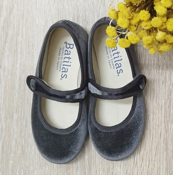 Ballerina grigia in velluto con bottoncino