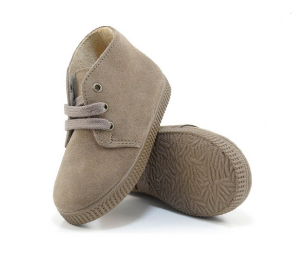 Polacchino in camoscio taupe con suola in gomma