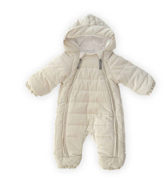 La tuta da neve grigio chiaro è il capo ideale per la stagione invernale