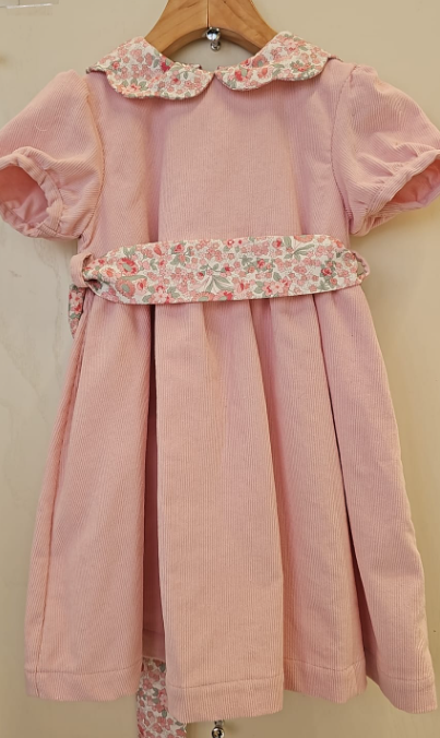 Abito in velluto rosa millerighe con colletto e cintura in liberty