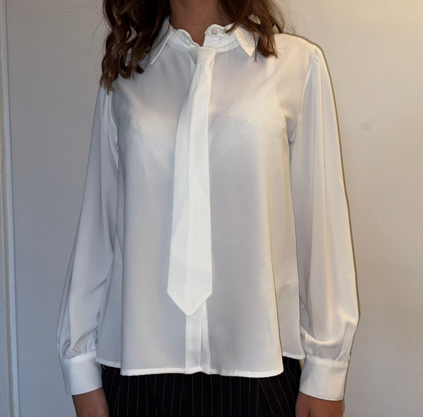 Camicia bianca con cravatta