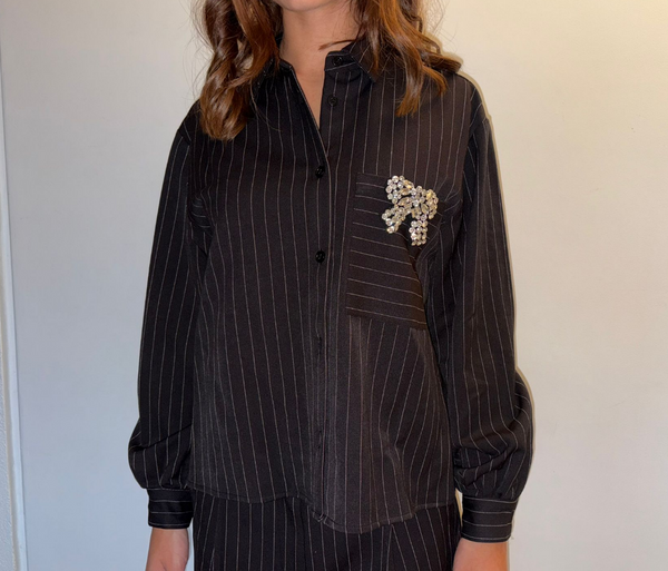 Camicia gessata con spilla removibile