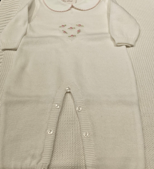 Tutina in filo con ricamo del cuore e roselline