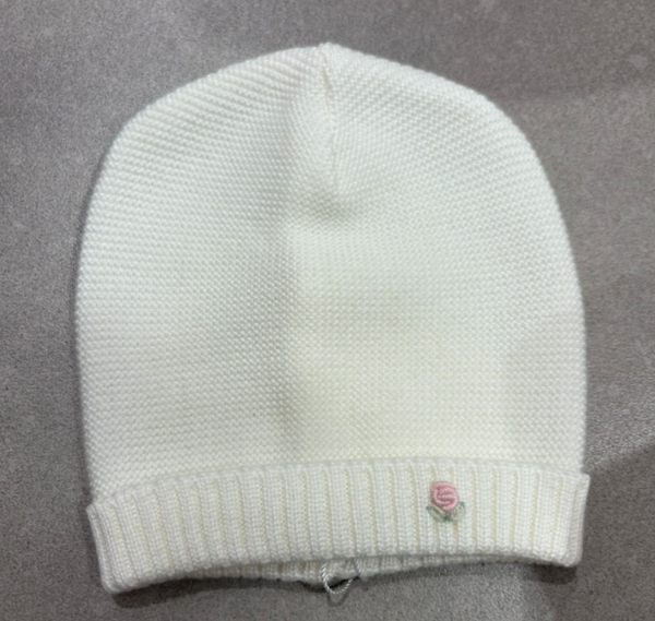 Cappello in lana panna con rosellina