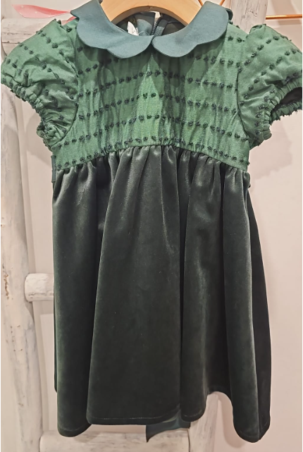 Abito verde in velluto e collo a corolla in taffetà