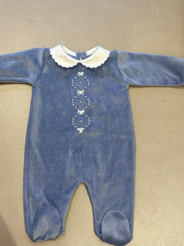 Tutina in ciniglia color jeans con dettaglio fiocchetti ricamati