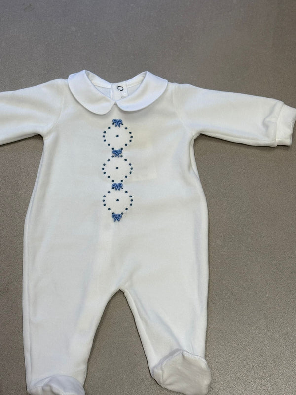 Tutina in ciniglia bianca con fiocchetti azzurri ricamati