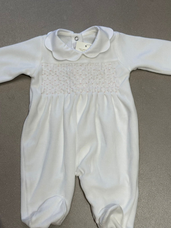 Tutina in ciniglia bianca con punto smock rosa