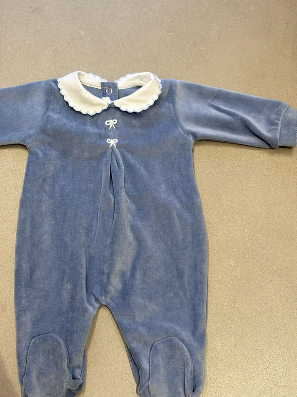 Tutina in ciniglia color jeans con dettaglio fiocchetto ricamato